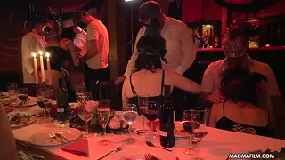 Maskierte Kerle nageln die willige Frau beim Bankett