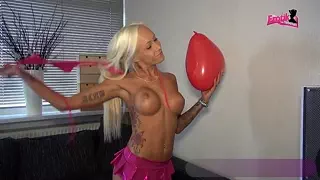 Deutsche Blondine bumst mit einem Luftballon